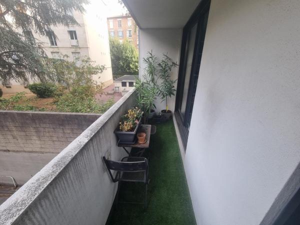 Studio 33 m² avec balcon filant, proche métro