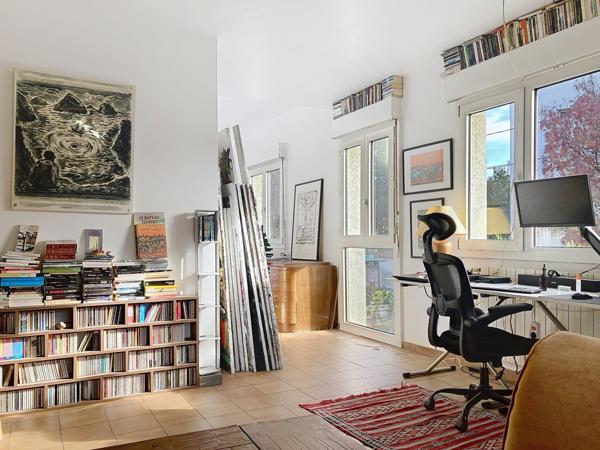 Duplex ensoleillé avec beaux volumes