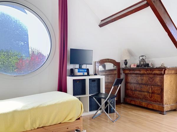 Duplex ensoleillé avec beaux volumes