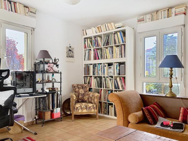 Duplex ensoleillé avec beaux volumes