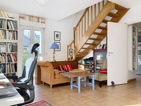 Duplex ensoleillé avec beaux volumes