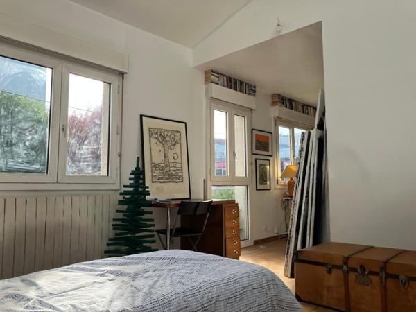 Duplex ensoleillé avec beaux volumes