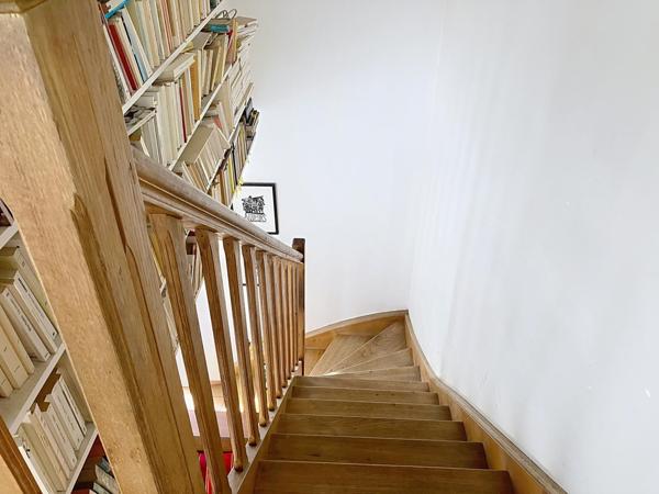 Duplex ensoleillé avec beaux volumes