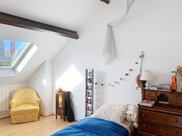 Duplex ensoleillé avec beaux volumes