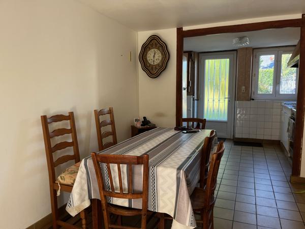 Treillières (44119) À Treillières, maison de village de 97m² à vendre, potentiel de 163m2 avec l'étage + dépendances attenantes