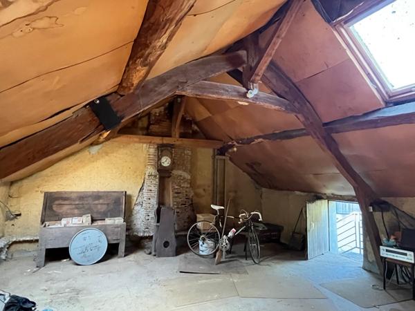 Treillières (44119) À Treillières, maison de village de 97m² à vendre, potentiel de 163m2 avec l'étage + dépendances attenantes