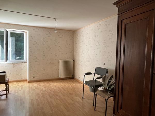 Treillières (44119) À Treillières, maison de village de 97m² à vendre, potentiel de 163m2 avec l'étage + dépendances attenantes