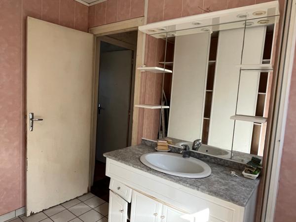 Treillières (44119) À Treillières, maison de village de 97m² à vendre, potentiel de 163m2 avec l'étage + dépendances attenantes