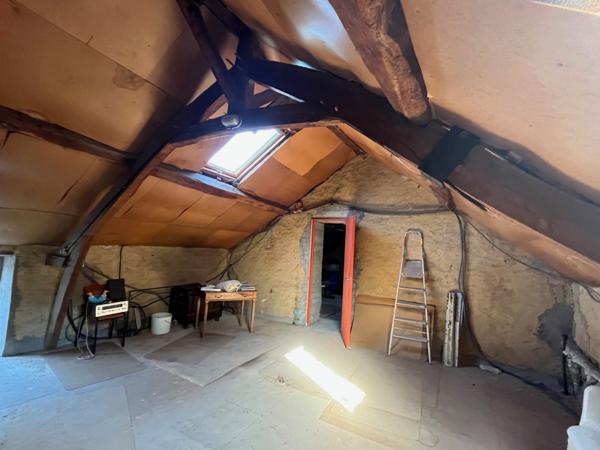 Treillières (44119) À Treillières, maison de village de 97m² à vendre, potentiel de 163m2 avec l'étage + dépendances attenantes