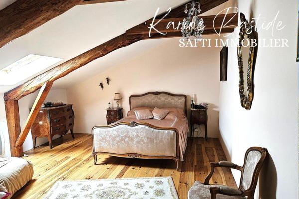 Belle maison en pierres sur grand jardin