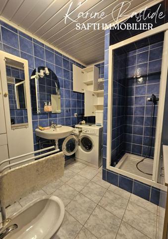 Belle maison en pierres sur grand jardin