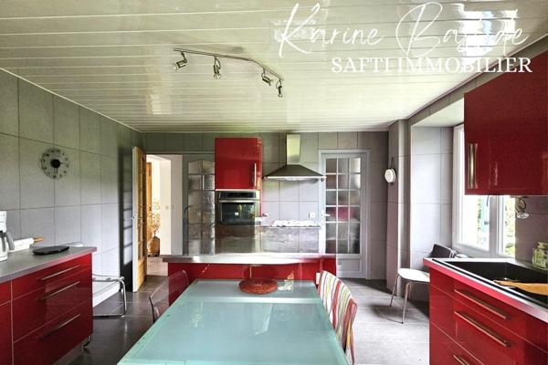 Belle maison en pierres sur grand jardin