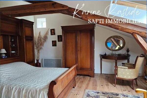 Belle maison en pierres sur grand jardin