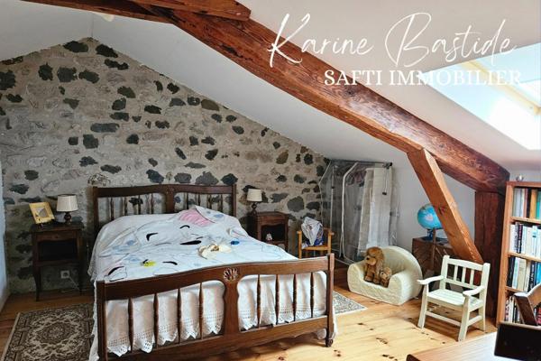 Belle maison en pierres sur grand jardin