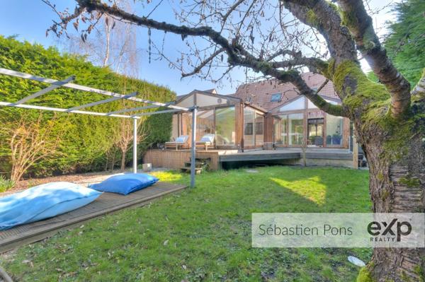 Maison avec piscine couverte