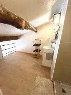 Hyères (83400) T2 centre historique de Hyères.