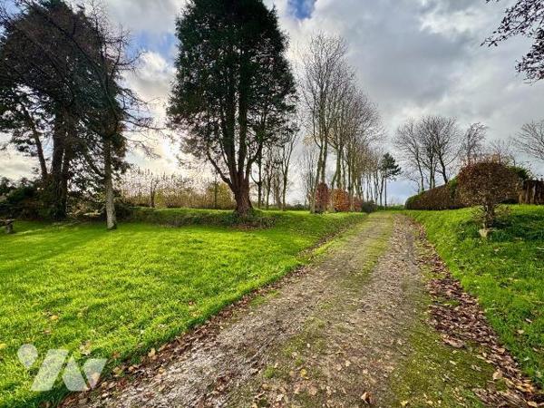 COAT MEAL. Corps de ferme avec plusieurs dépendances, posé en  pleine campagne, au coeur de plu...