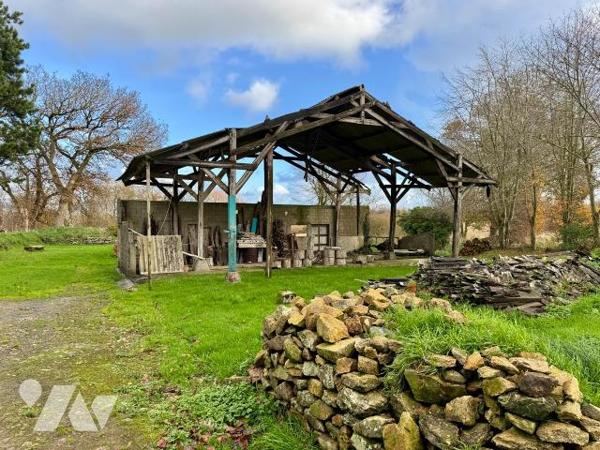 COAT MEAL. Corps de ferme avec plusieurs dépendances, posé en  pleine campagne, au coeur de plu...