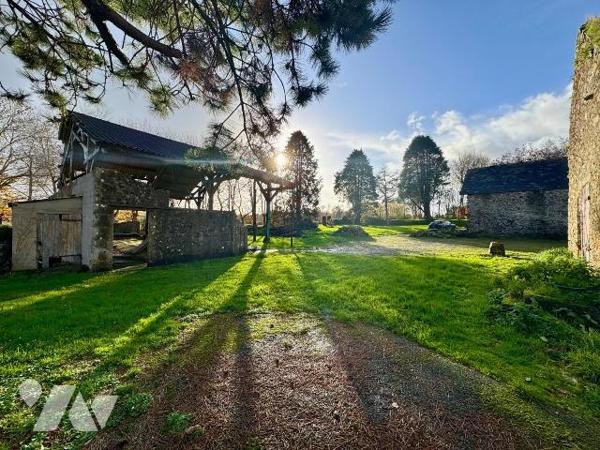 COAT MEAL. Corps de ferme avec plusieurs dépendances, posé en  pleine campagne, au coeur de plu...