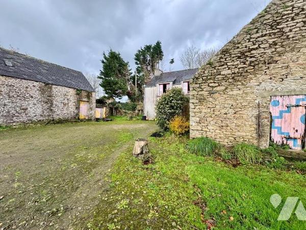 COAT MEAL. Corps de ferme avec plusieurs dépendances, posé en  pleine campagne, au coeur de plu...