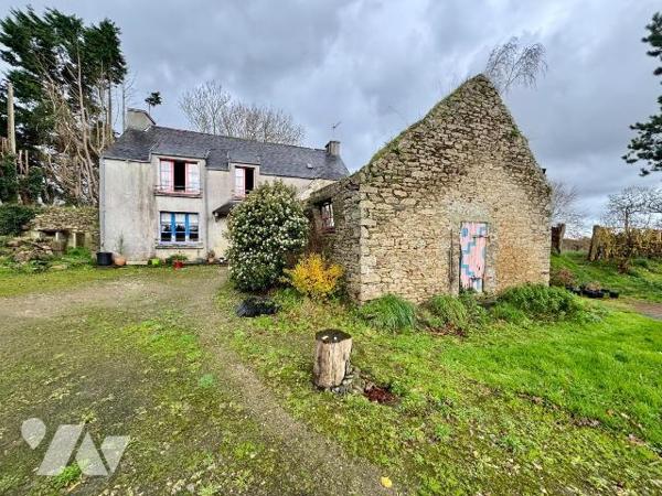 COAT MEAL. Corps de ferme avec plusieurs dépendances, posé en  pleine campagne, au coeur de plu...