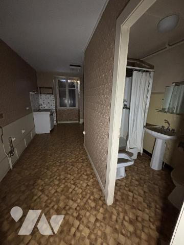 HERIMONCOURT, maison de 1811  à rénover en totalité anciennement composé de trois appartements 