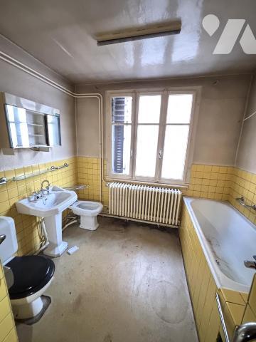 HERIMONCOURT, maison de 1811  à rénover en totalité anciennement composé de trois appartements 