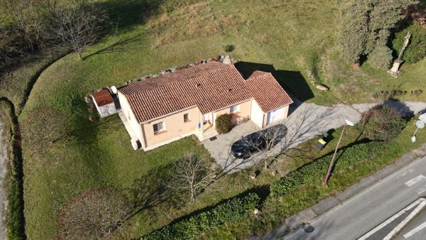 Villa avec garage et jardin