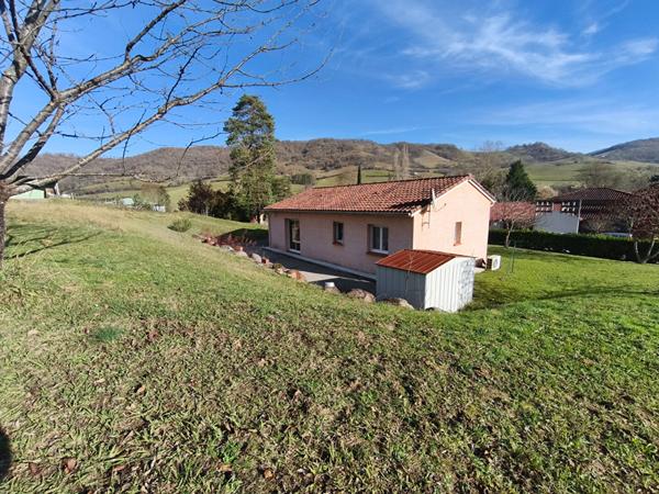 Villa avec garage et jardin