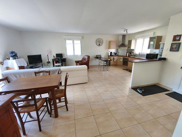 Villa avec garage et jardin