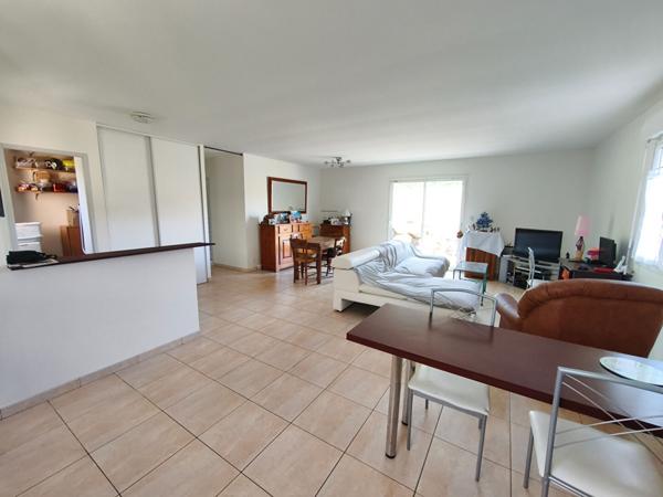 Villa avec garage et jardin