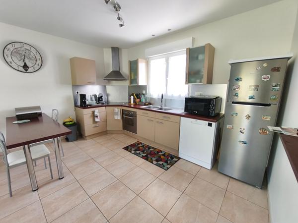 Villa avec garage et jardin