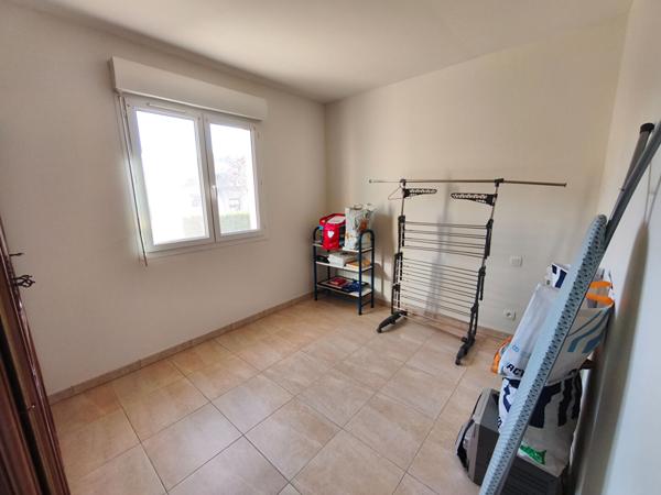 Villa avec garage et jardin