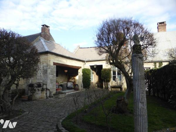 CREPY : sur une parcelle d'environ 1.500 m², magnifique maison ancienne de 9 pièces avec dépendances