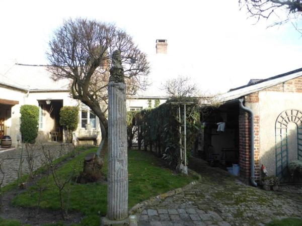 CREPY : sur une parcelle d'environ 1.500 m², magnifique maison ancienne de 9 pièces avec dépendances