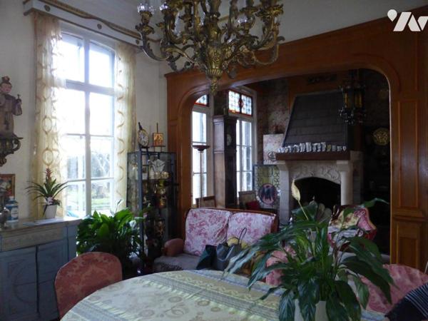 CREPY : sur une parcelle d'environ 1.500 m², magnifique maison ancienne de 9 pièces avec dépendances