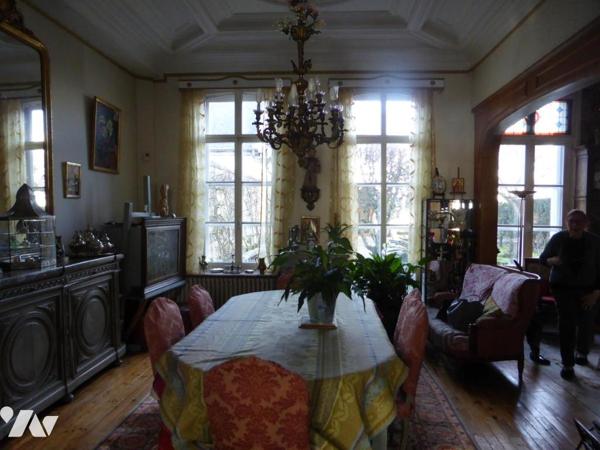 CREPY : sur une parcelle d'environ 1.500 m², magnifique maison ancienne de 9 pièces avec dépendances