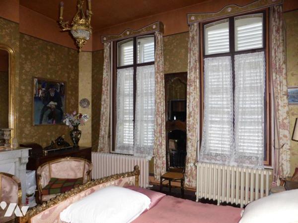 CREPY : sur une parcelle d'environ 1.500 m², magnifique maison ancienne de 9 pièces avec dépendances