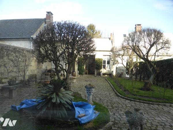 CREPY : sur une parcelle d'environ 1.500 m², magnifique maison ancienne de 9 pièces avec dépendances