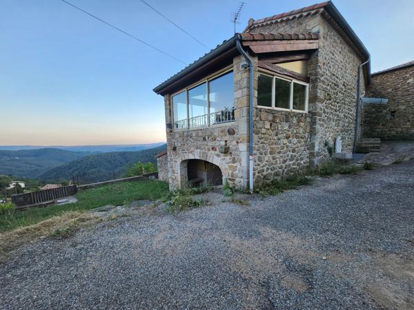 Maison dominante à 500m - vue panoramique sur la montagne - 3 logements - source - terrain - parking Ailhon (07200)