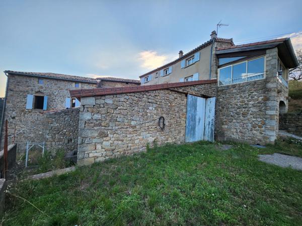 Maison dominante à 500m - vue panoramique sur la montagne - 3 logements - source - terrain - parking Ailhon (07200)