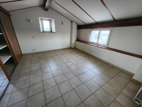 Maison dominante à 500m - vue panoramique sur la montagne - 3 logements - source - terrain - parking Ailhon (07200)