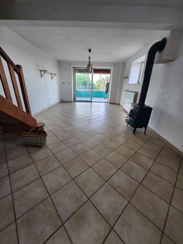 Maison dominante à 500m - vue panoramique sur la montagne - 3 logements - source - terrain - parking Ailhon (07200)