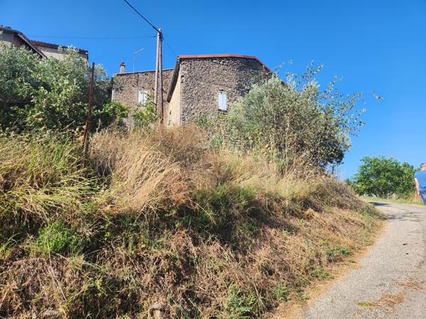 Maison dominante à 500m - vue panoramique sur la montagne - 3 logements - source - terrain - parking Ailhon (07200)