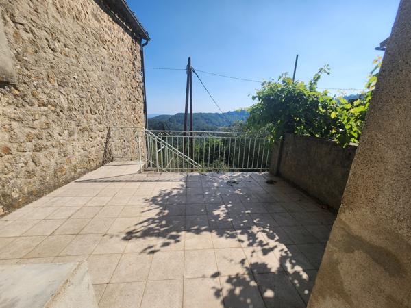 Maison dominante à 500m - vue panoramique sur la montagne - 3 logements - source - terrain - parking Ailhon (07200)