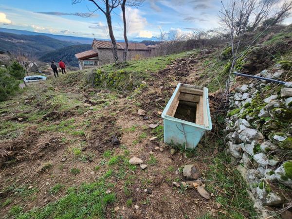 Maison dominante à 500m - vue panoramique sur la montagne - 3 logements - source - terrain - parking Ailhon (07200)