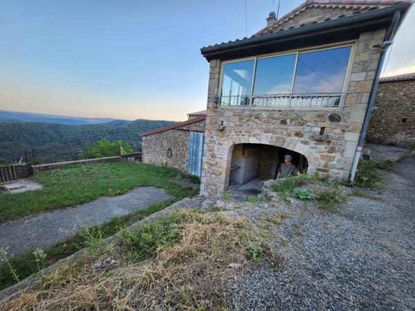 Maison dominante à 500m - vue panoramique sur la montagne - 3 logements - source - terrain - parking Ailhon (07200)