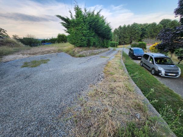 Maison dominante à 500m - vue panoramique sur la montagne - 3 logements - source - terrain - parking Ailhon (07200)