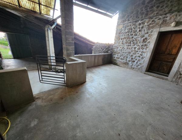 Maison dominante à 500m - vue panoramique sur la montagne - 3 logements - source - terrain - parking Ailhon (07200)