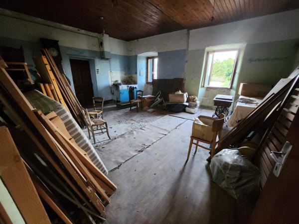 Maison dominante à 500m - vue panoramique sur la montagne - 3 logements - source - terrain - parking Ailhon (07200)